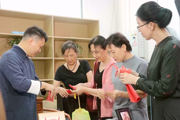 老年学员参加剪纸技艺体验课。