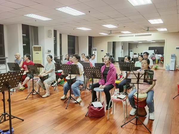 老年学员参加非洲鼓班。